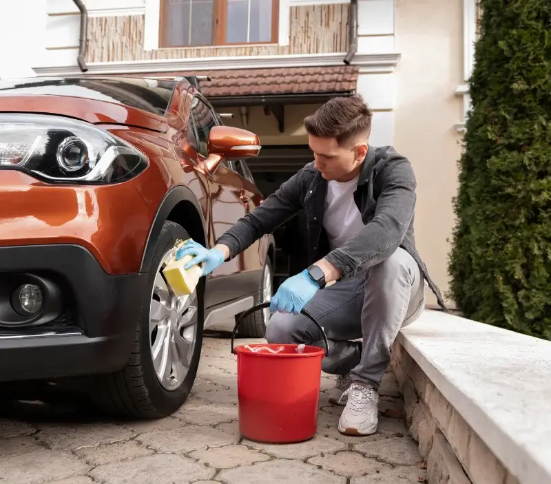 Lavage auto à domicile Aillant-sur-Milleron : professionnel intervenant sur un véhicule